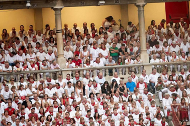 Público asistente a la Plaza de Toros de Pamplona durante la cuarta corrida de la Feria del Toro 2018.