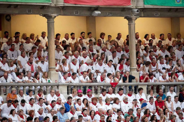 Público asistente a la Plaza de Toros de Pamplona durante la cuarta corrida de la Feria del Toro 2018.