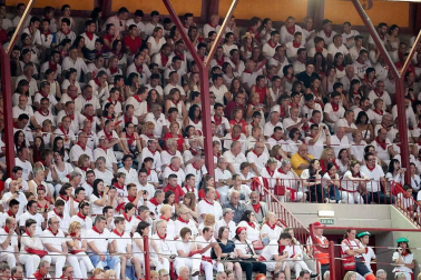 Público asistente a la Plaza de Toros de Pamplona durante la cuarta corrida de la Feria del Toro 2018.