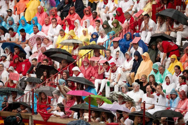 Público asistente a la Plaza de Toros de Pamplona durante la cuarta corrida de la Feria del Toro 2018.