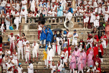 Público asistente a la Plaza de Toros de Pamplona durante la cuarta corrida de la Feria del Toro 2018.