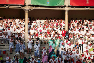 Público asistente a la Plaza de Toros de Pamplona durante la cuarta corrida de la Feria del Toro 2018.
