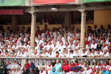 Público asistente a la Plaza de Toros de Pamplona durante la cuarta corrida de la Feria del Toro 2018.
