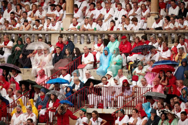 Público asistente a la Plaza de Toros de Pamplona durante la cuarta corrida de la Feria del Toro 2018.