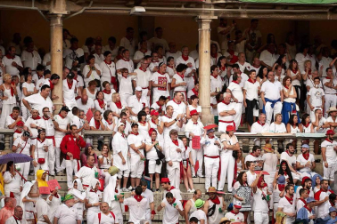 Público asistente a la Plaza de Toros de Pamplona durante la cuarta corrida de la Feria del Toro 2018.