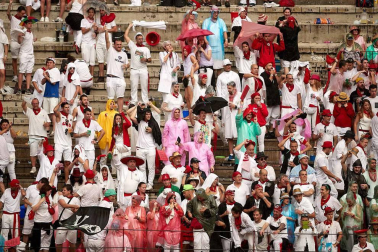 Público asistente a la Plaza de Toros de Pamplona durante la cuarta corrida de la Feria del Toro 2018.
