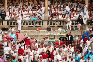 Público asistente a la Plaza de Toros de Pamplona durante la cuarta corrida de la Feria del Toro 2018.