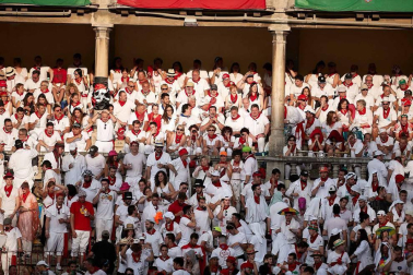 Público asistente a la Plaza de Toros de Pamplona durante la cuarta corrida de la Feria del Toro 2018.