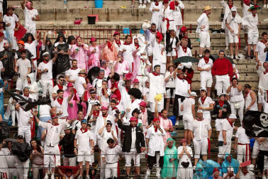 Público asistente a la Plaza de Toros de Pamplona durante la cuarta corrida de la Feria del Toro 2018.