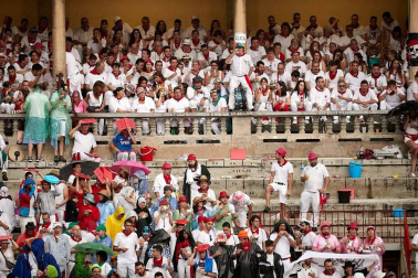 Público asistente a la Plaza de Toros de Pamplona durante la cuarta corrida de la Feria del Toro 2018.