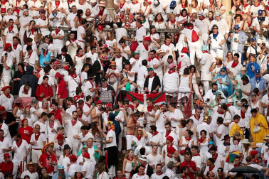 Público asistente a la Plaza de Toros de Pamplona durante la cuarta corrida de la Feria del Toro 2018.