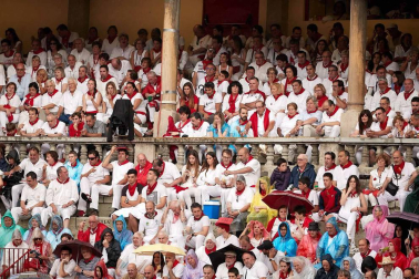 Público asistente a la Plaza de Toros de Pamplona durante la cuarta corrida de la Feria del Toro 2018.