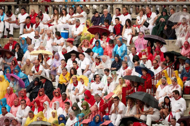 Público asistente a la Plaza de Toros de Pamplona durante la cuarta corrida de la Feria del Toro 2018.