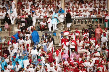 Público asistente a la Plaza de Toros de Pamplona durante la cuarta corrida de la Feria del Toro 2018.