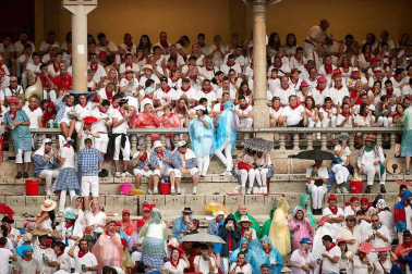 Público asistente a la Plaza de Toros de Pamplona durante la cuarta corrida de la Feria del Toro 2018.