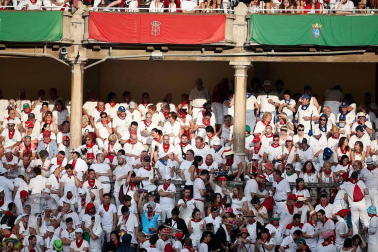 Público asistente a la Plaza de Toros de Pamplona durante la cuarta corrida de la Feria del Toro 2018.