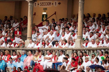 Público asistente a la Plaza de Toros de Pamplona durante la cuarta corrida de la Feria del Toro 2018.