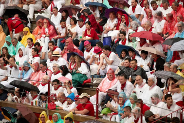Público asistente a la Plaza de Toros de Pamplona durante la cuarta corrida de la Feria del Toro 2018.