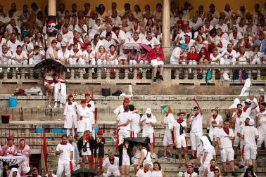 Público asistente a la Plaza de Toros de Pamplona durante la cuarta corrida de la Feria del Toro 2018.