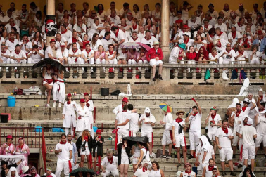 Público asistente a la Plaza de Toros de Pamplona durante la cuarta corrida de la Feria del Toro 2018.