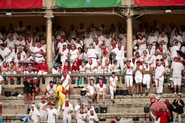 Público asistente a la Plaza de Toros de Pamplona durante la cuarta corrida de la Feria del Toro 2018.