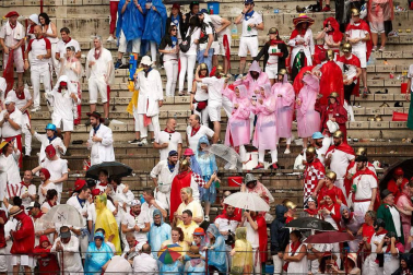 Público asistente a la Plaza de Toros de Pamplona durante la cuarta corrida de la Feria del Toro 2018.