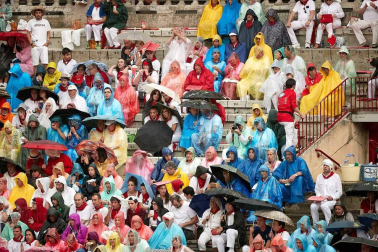 Público asistente a la Plaza de Toros de Pamplona durante la cuarta corrida de la Feria del Toro 2018.