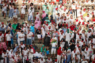 Público asistente a la Plaza de Toros de Pamplona durante la cuarta corrida de la Feria del Toro 2018.