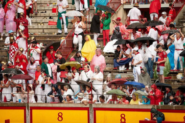 Público asistente a la Plaza de Toros de Pamplona durante la cuarta corrida de la Feria del Toro 2018.