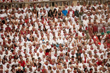Público asistente a la Plaza de Toros de Pamplona durante la cuarta corrida de la Feria del Toro 2018.