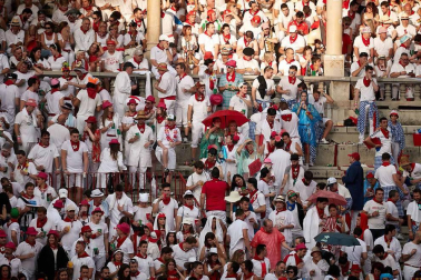 Público asistente a la Plaza de Toros de Pamplona durante la cuarta corrida de la Feria del Toro 2018.