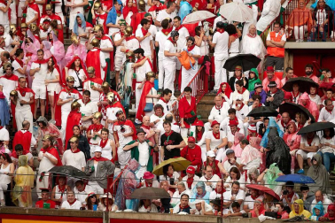Público asistente a la Plaza de Toros de Pamplona durante la cuarta corrida de la Feria del Toro 2018.
