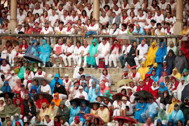 Público asistente a la Plaza de Toros de Pamplona durante la cuarta corrida de la Feria del Toro 2018.