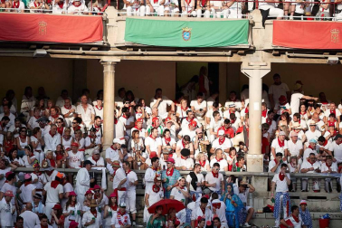 Público asistente a la Plaza de Toros de Pamplona durante la cuarta corrida de la Feria del Toro 2018.