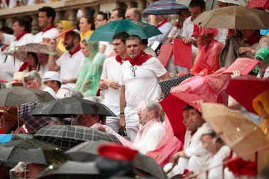 Público asistente a la Plaza de Toros de Pamplona durante la cuarta corrida de la Feria del Toro 2018.