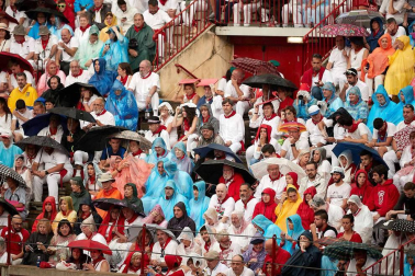 Público asistente a la Plaza de Toros de Pamplona durante la cuarta corrida de la Feria del Toro 2018.