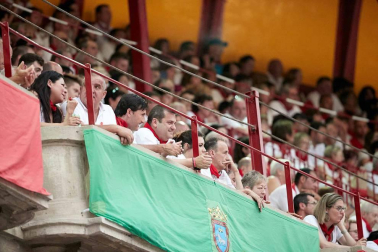 Público asistente a la Plaza de Toros de Pamplona durante la cuarta corrida de la Feria del Toro 2018.