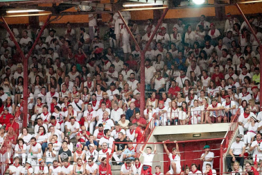 Público asistente a la Plaza de Toros de Pamplona durante la cuarta corrida de la Feria del Toro 2018.