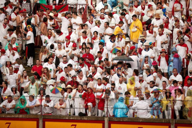 Público asistente a la Plaza de Toros de Pamplona durante la cuarta corrida de la Feria del Toro 2018.