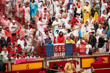 Público asistente a la Plaza de Toros de Pamplona durante la cuarta corrida de la Feria del Toro 2018.