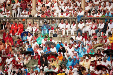 Público asistente a la Plaza de Toros de Pamplona durante la cuarta corrida de la Feria del Toro 2018.