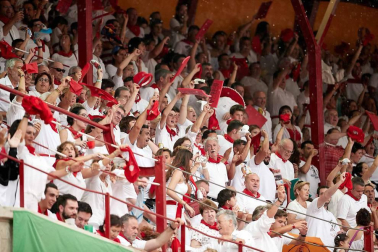 Público asistente a la Plaza de Toros de Pamplona durante la cuarta corrida de la Feria del Toro 2018.