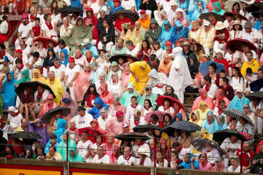 Público asistente a la Plaza de Toros de Pamplona durante la cuarta corrida de la Feria del Toro 2018.