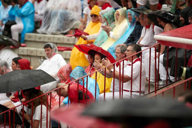Público asistente a la Plaza de Toros de Pamplona durante la cuarta corrida de la Feria del Toro 2018.