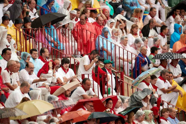Público asistente a la Plaza de Toros de Pamplona durante la cuarta corrida de la Feria del Toro 2018.
