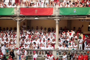 Público asistente a la Plaza de Toros de Pamplona durante la cuarta corrida de la Feria del Toro 2018.