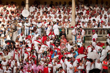 Público asistente a la Plaza de Toros de Pamplona durante la cuarta corrida de la Feria del Toro 2018.