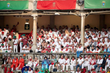 Público asistente a la Plaza de Toros de Pamplona durante la cuarta corrida de la Feria del Toro 2018.