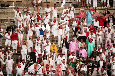 Público asistente a la Plaza de Toros de Pamplona durante la cuarta corrida de la Feria del Toro 2018.