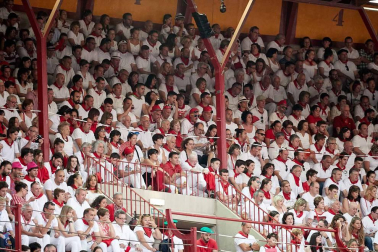 Público asistente a la Plaza de Toros de Pamplona durante la cuarta corrida de la Feria del Toro 2018.